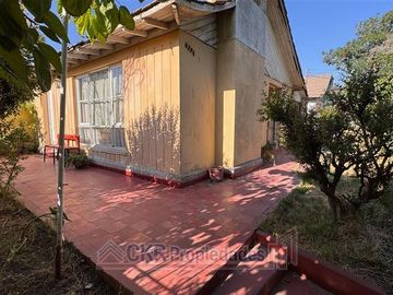 Casa en Venta en Villa Macul/ Alejandro Galaz