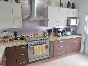 Se vende magnífica casa de 5 recámaras en Fracc. provincias del Canadá, Cuernavaca