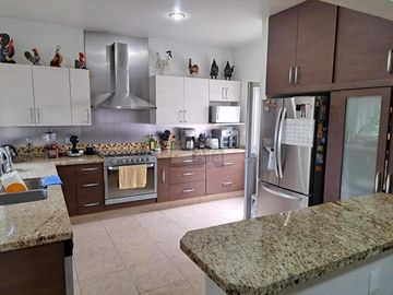 Se vende magnífica casa de 5 recámaras en Fracc. provincias del Canadá, Cuernavaca