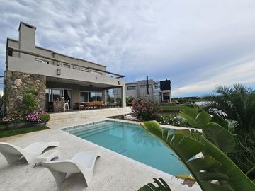 Casa en  venta en venta en Carpinchos al agua