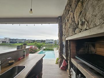 Casa en  venta en venta en Carpinchos al agua