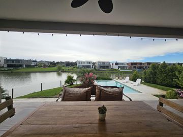 Casa en  venta en venta en Carpinchos al agua