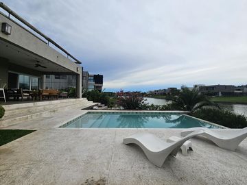 Casa en  venta en venta en Carpinchos al agua