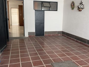 Casa en venta de 4 recámaras zona Plaza Crystal.