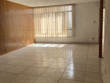 Casa en venta de 4 recámaras zona Plaza Crystal.