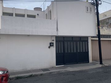 Casa en venta de 4 recámaras zona Plaza Crystal.
