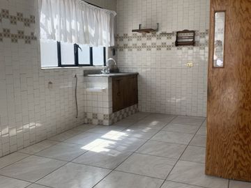 Casa en venta de 4 recámaras zona Plaza Crystal.