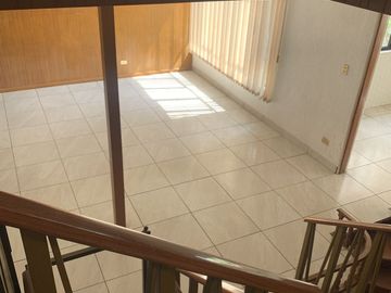 Casa en venta de 4 recámaras zona Plaza Crystal.