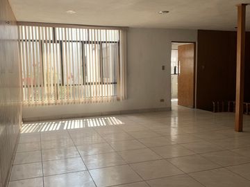 Casa en venta de 4 recámaras zona Plaza Crystal.