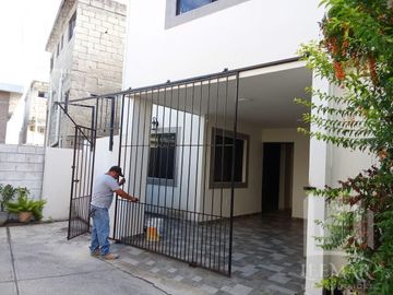 Casa en  Venta de 4 recamaras en la Col. Petrolera