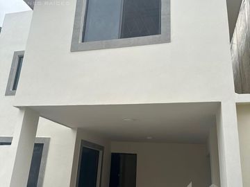 Casa en  Venta de 4 recamaras en la Col. Petrolera