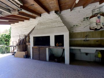VENTA CASA QUINTA 4 AMBIENTES LA REJA PERMUTA