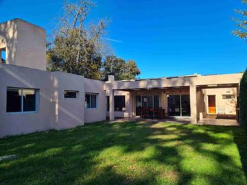 VENTA CASA 4 Amb GRAL LAS HERAS LOTE 1400m PERMUTA