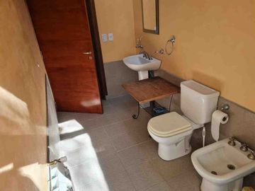 VENTA CASA 4 Amb GRAL LAS HERAS LOTE 1400m PERMUTA