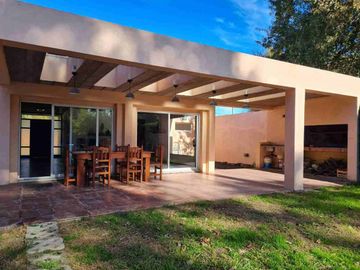 VENTA CASA 4 Amb GRAL LAS HERAS LOTE 1400m PERMUTA