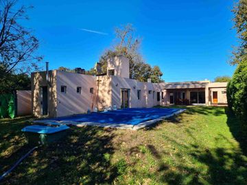 VENTA CASA 4 Amb GRAL LAS HERAS LOTE 1400m PERMUTA
