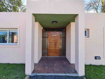 VENTA CASA 4 Amb GRAL LAS HERAS LOTE 1400m PERMUTA