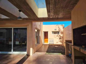 VENTA CASA 4 Amb GRAL LAS HERAS LOTE 1400m PERMUTA
