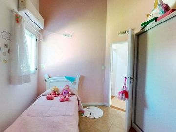 CASA 5 AMB EN VENTA EN BENAVIDEZ C/QUINCHO PILETA