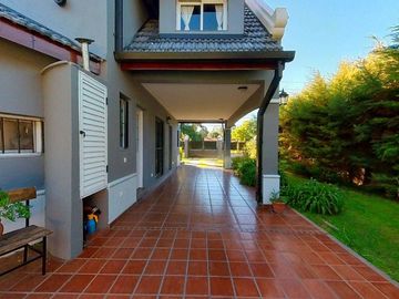CASA 5 AMB EN VENTA EN BENAVIDEZ C/QUINCHO PILETA