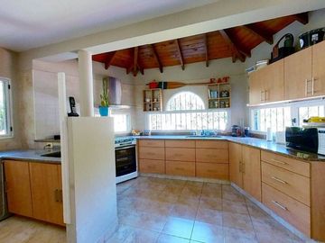 CASA 5 AMB EN VENTA EN BENAVIDEZ C/QUINCHO PILETA