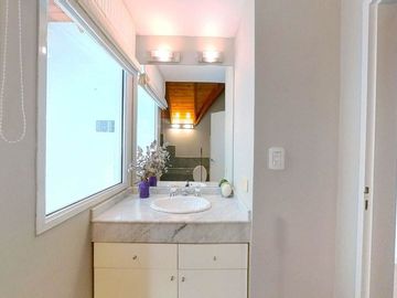 CASA 5 AMB EN VENTA EN BENAVIDEZ C/QUINCHO PILETA