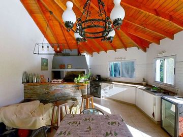 CASA 5 AMB EN VENTA EN BENAVIDEZ C/QUINCHO PILETA