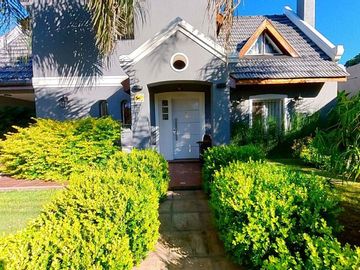 CASA 5 AMB EN VENTA EN BENAVIDEZ C/QUINCHO PILETA