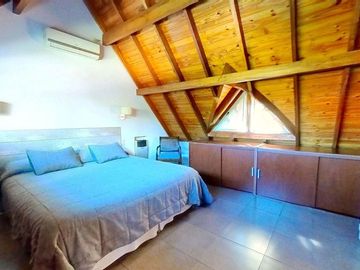 CASA 5 AMB EN VENTA EN BENAVIDEZ C/QUINCHO PILETA