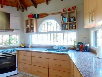 CASA 5 AMB EN VENTA EN BENAVIDEZ C/QUINCHO PILETA