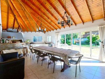 CASA 5 AMB EN VENTA EN BENAVIDEZ C/QUINCHO PILETA