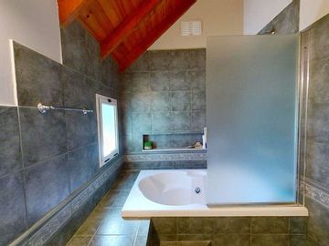 CASA 5 AMB EN VENTA EN BENAVIDEZ C/QUINCHO PILETA
