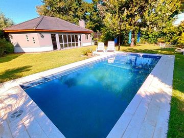 CASA 5 AMB EN VENTA EN BENAVIDEZ C/QUINCHO PILETA