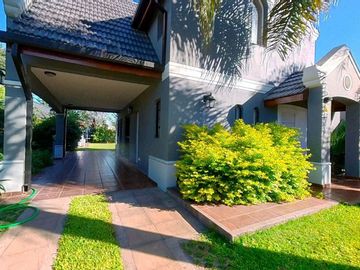 CASA 5 AMB EN VENTA EN BENAVIDEZ C/QUINCHO PILETA