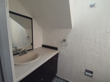 Casa en condominio con alberca, 1 estacionamiento, recámaras