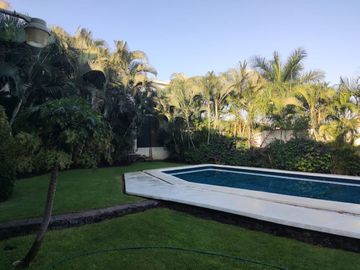 Casa en condominio con alberca, 1 estacionamiento, recámaras