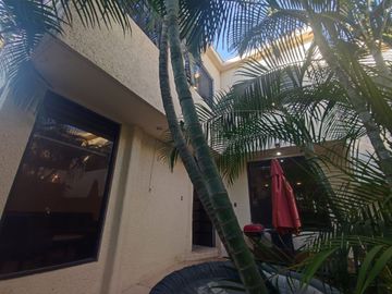 Casa en condominio con alberca, 1 estacionamiento, recámaras