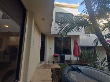 Casa en condominio con alberca, 1 estacionamiento, recámaras
