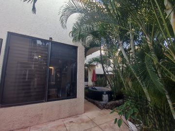 Casa en condominio con alberca, 1 estacionamiento, recámaras