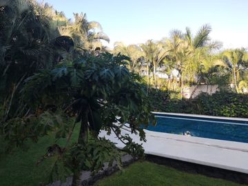 Casa en condominio con alberca, 1 estacionamiento, recámaras
