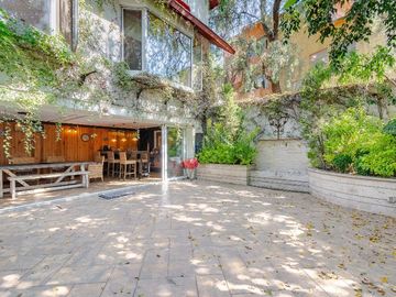 Casa con vegetación y solarium en fraccionamiento con seguridad privada