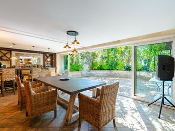 Casa con vegetación y solarium en fraccionamiento con seguridad privada