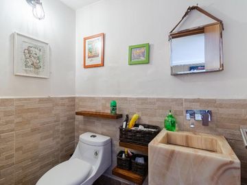 Casa con vegetación y solarium en fraccionamiento con seguridad privada