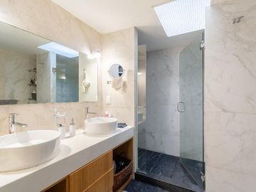 Casa con vegetación y solarium en fraccionamiento con seguridad privada