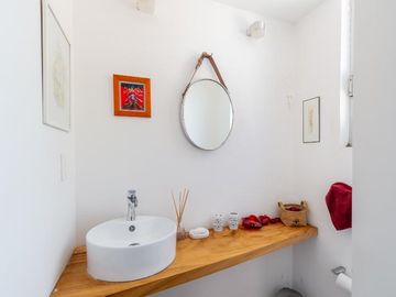 Casa con vegetación y solarium en fraccionamiento con seguridad privada