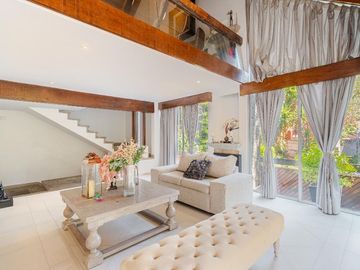 Casa con vegetación y solarium en fraccionamiento con seguridad privada