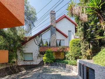 Casa con vegetación y solarium en fraccionamiento con seguridad privada