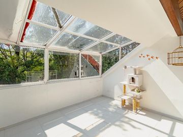 Casa con vegetación y solarium en fraccionamiento con seguridad privada