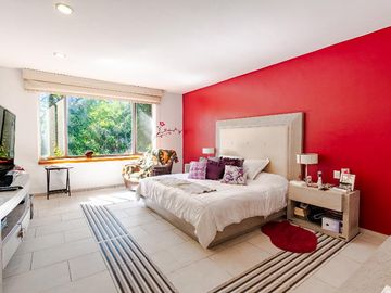 Casa con vegetación y solarium en fraccionamiento con seguridad privada