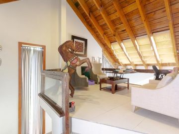 Casa con vegetación y solarium en fraccionamiento con seguridad privada